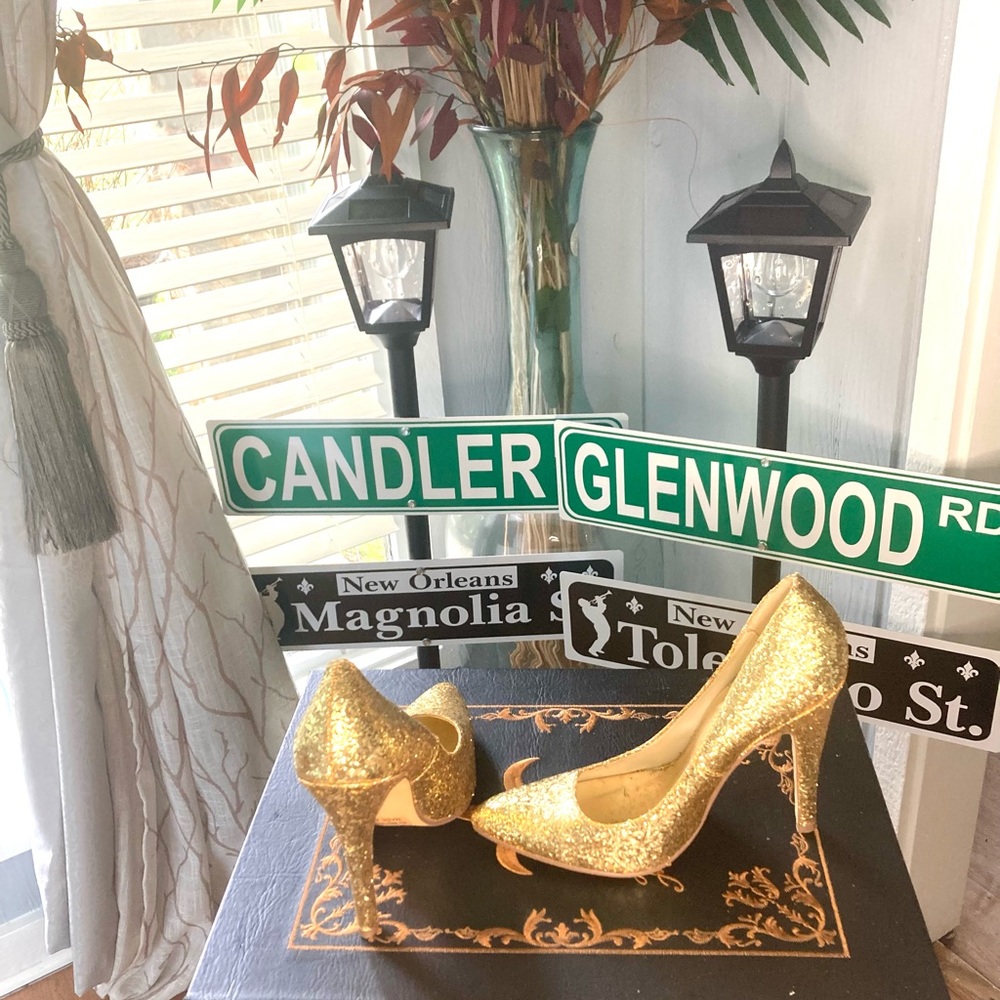 Gold pumps